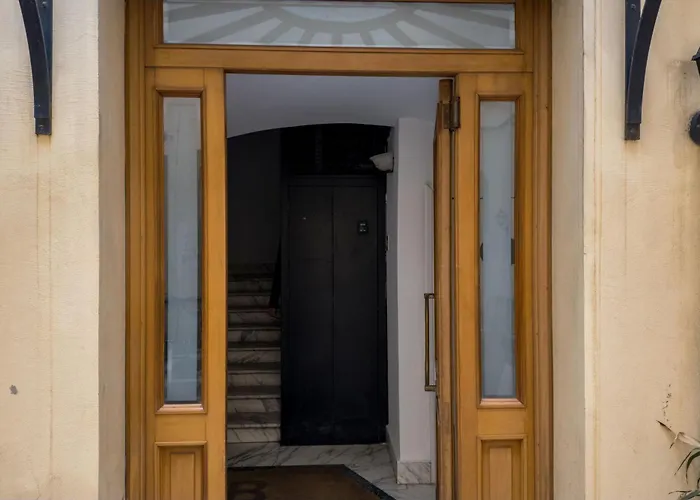 The Rent - Bright Flat Near San Pietro 4*